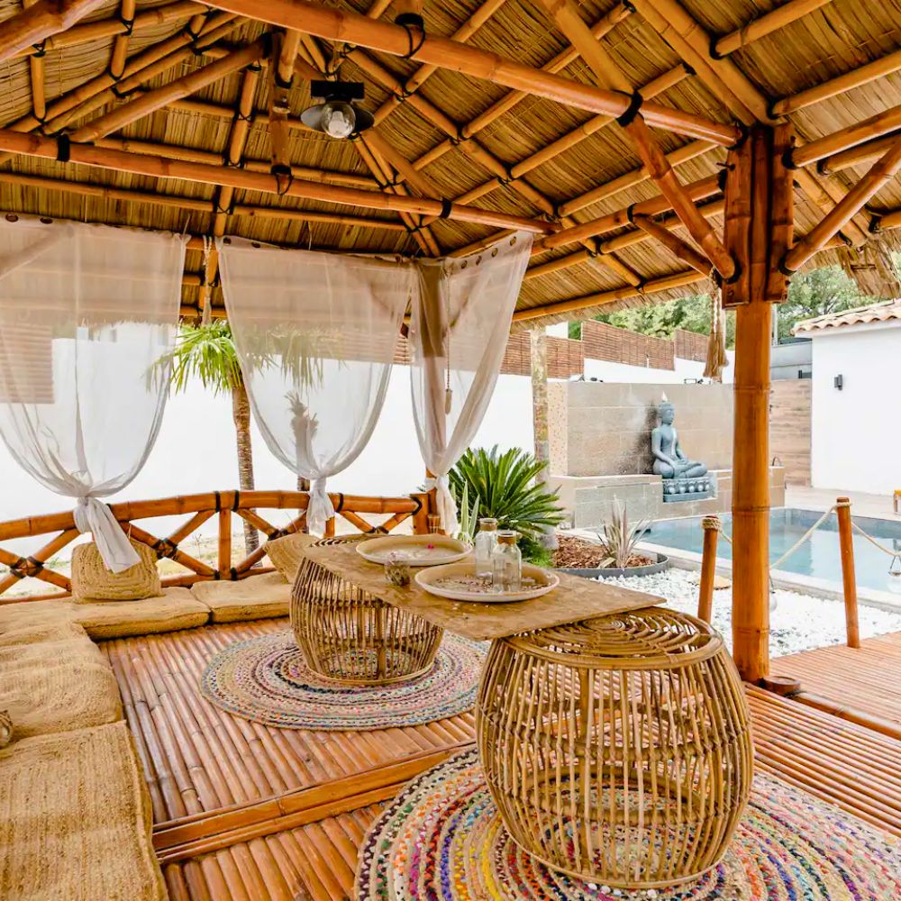 Espace détente au bord de la pisicine Studio Phuket Peypin